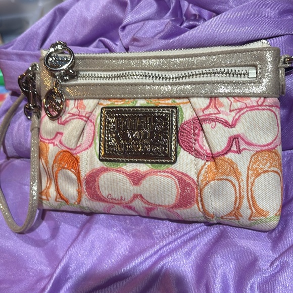 Coach Poppy Wristlet - Picture 3 of 15